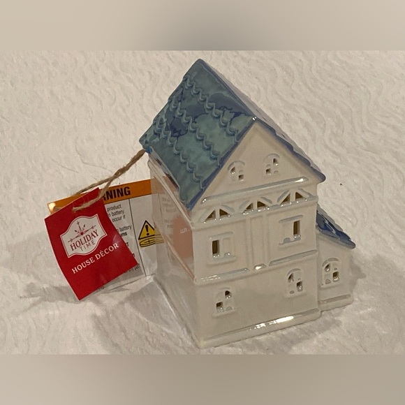 Holiday Time LED Lighted 2-story Blue & White House Christmas Tabletop Decor NEW - Picture 6 of 10